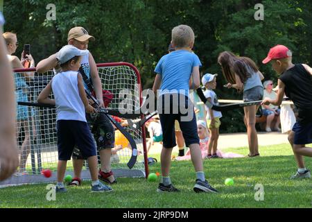 Nischni Nowgorod, Russland. schweiz Park, 08.06.2022. Im Sommer spielen Kinder im Park Hockey. Stockfoto