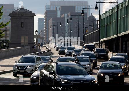 Verkehr auf der Longfellow Bridge, Boston, Massachusetts Stockfoto