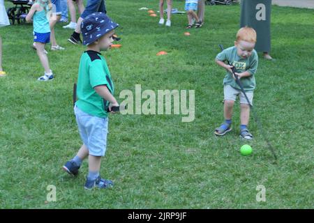 Nischni Nowgorod, Russland. schweiz Park, 08.06.2022. Im Sommer spielen Kinder im Park Hockey. Stockfoto