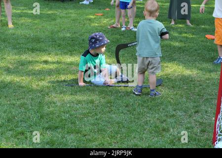 Nischni Nowgorod, Russland. schweiz Park, 08.06.2022. Im Sommer spielen Kinder im Park Hockey. Stockfoto