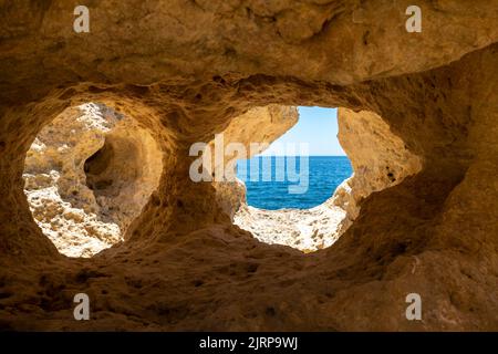 Die natürlichen Höhlen gibt es in Algar Seco, Carvoeiro, Algarve - Portugal Stockfoto