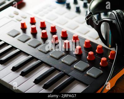 Nahaufnahme. Midi-Tastatur. Neue moderne Technologien, Elektronik, Tonstudio, Musikstudio. Auf dem Foto befinden sich keine Personen. Werbung, Banner, Stockfoto