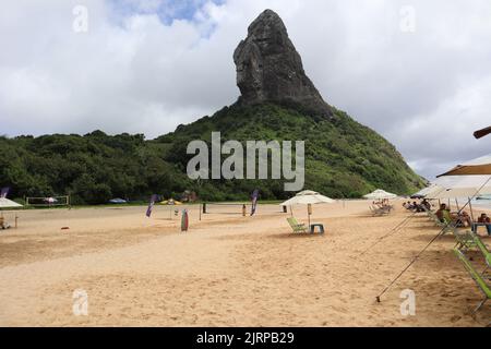 Conceicao Strand mit Pico Hill im Hintergrund, Archipel Fernando de Noronha, Pernambuco, Brasilien. Stockfoto