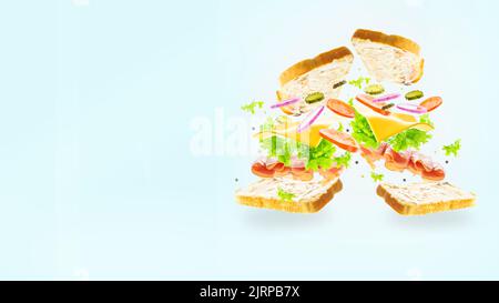 Zwei Sandwiches mit Fleisch, Käse, Gemüse und Gemüse in einem gefrorenen Flug auf hellem Hintergrund. Werbung, Banner, Einladung. Es ist freier Speicherplatz vorhanden Stockfoto