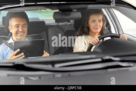 Frau und Fahrschullehrerin im Auto Stockfoto