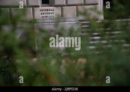 Washington, USA. 25. August 2022. Eine allgemeine Ansicht des Gebäudes des US Internal Revenue Service (IRS) in Washington, DC, am Donnerstag, den 25. August, 2022. (Graeme Sloan/Sipa USA) Quelle: SIPA USA/Alamy Live News Stockfoto