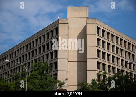 Washington, USA. 25. August 2022. Eine allgemeine Ansicht des Gebäudes des J. Edgar Hoover Federal Bureau of Investigation (FBI) in Washington, DC, am Donnerstag, den 25. August, 2022. (Graeme Sloan/Sipa USA) Quelle: SIPA USA/Alamy Live News Stockfoto