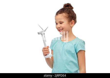 Lächelndes Mädchen mit Spielzeug Windturbine Stockfoto