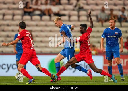 BARCELOS - (lr) Jens Odgaard von AZ Alkmaar, Emmanuel Hackman oder Gil Vicente FC während des Play-off-Spiels der UEFA Conference League zwischen GIL Vicente und AZ Alkmaar im Estadio Cidade de Barcelos am 25. August 2022 in Barcelos, Portugal. ANP ED DER POL Stockfoto