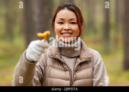 Junge Frau Pilze im Herbst Wald Stockfoto