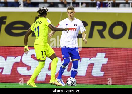 Stipe Biuk von der Fjduk im Einsatz gegen Samu Chukwueze von Villarreal während des Play-Off Second Leg-Spiels der UEFA Europa Conference League zwischen der Fjduk Split und Villarreal CF am 25. August 2022 im Poljud-Stadion in Split, Kroatien. Foto: Miroslav Lelas/PIXSELL Stockfoto