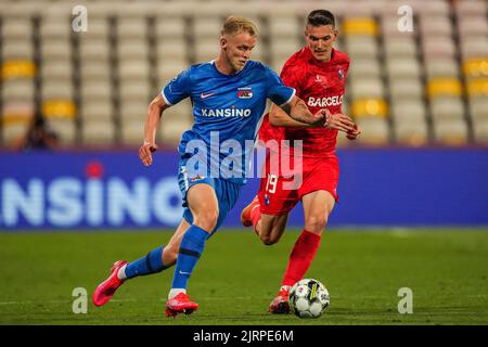 BARCELOS - (lr) Jens Odgaard von AZ Alkmaar, Adrian Marin oder Gil Vicente FC während des Play-off-Spiels der UEFA Conference League zwischen GIL Vicente und AZ Alkmaar im Estadio Cidade de Barcelos am 25. August 2022 in Barcelos, Portugal. ANP ED DER POL Stockfoto