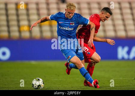 BARCELOS - (lr) Jens Odgaard von AZ Alkmaar, Adrian Marin oder Gil Vicente FC während des Play-off-Spiels der UEFA Conference League zwischen GIL Vicente und AZ Alkmaar im Estadio Cidade de Barcelos am 25. August 2022 in Barcelos, Portugal. ANP ED DER POL Stockfoto