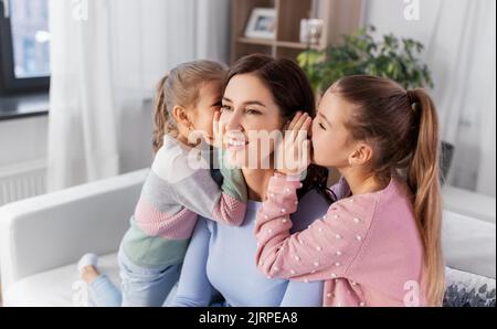 Glückliche Mutter und Töchter, die zu Hause klatschen Stockfoto
