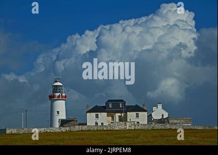 Loop Head Lighthouse auf der Halbinsel Loop Head, County Clare, Irland, ist Teil des Wild Atlantic Way Stockfoto