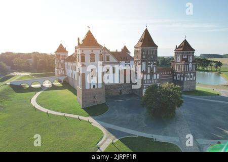 Mir Schloss in Weißrussland Luftdrohne Ansicht an hellen sonnigen Tag Stockfoto