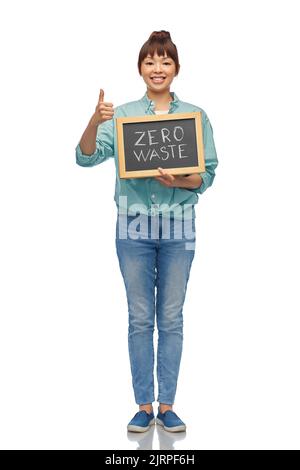 asiatische Frau hält Tafel mit null verschwenderische Worte Stockfoto