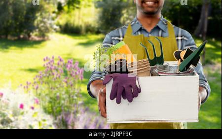 indischer Gärtner oder Landwirt mit Schachtel Gartenwerkzeugen Stockfoto