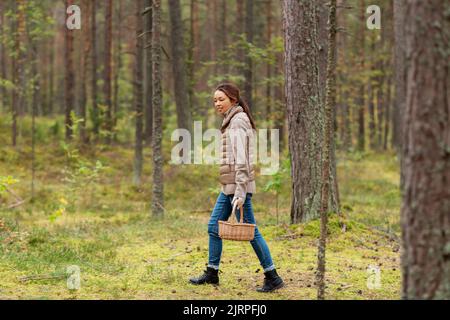 Junge Frau Pilze im Herbst Wald Stockfoto