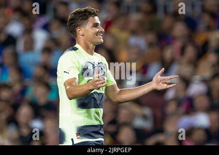 BARCELONA, SPANIEN - 24. AUGUST: Julian Alvarez von Manchester City feiert nach seinem Tor beim Freundschaftsspiel zwischen dem FC Barcelona und Manchester City am 24. August 2022 im Spotify Camp Nou in Barcelona, Spanien (Foto: DAX Images/Orange PicBilder) Stockfoto