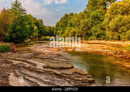 Stromschnellen an einem ruhigen Waldfluss Stockfoto