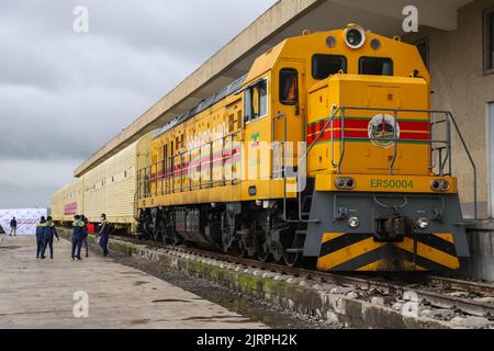 Addis Abeba, Äthiopien. 25. August 2022. Am 25. August 2022 wird ein Güterzug der äthiopisch-Dschibuti-Eisenbahn an der Indode Freight Station am Stadtrand von Addis Abeba, Äthiopien, gesehen. Die in China gebaute Äthiopien-Dschibuti-Eisenbahn hat am Donnerstag den Fahrzeugtransport von den Häfen in Dschibuti nach Addis Abeba, der äthiopischen Hauptstadt, aufgenommen. Die erste Fahrzeuglieferung kam an der Indode Freight Station am Stadtrand von Addis Abeba an. Quelle: Michael Tewelde/Xinhua/Alamy Live News Stockfoto