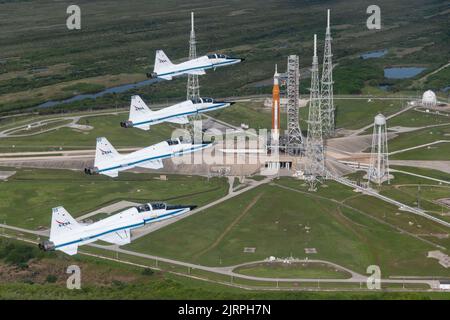 Kennedy Space Center, Florida, USA. 25. August 2022. T-38-Flugzeuge sind ein fester Bestandteil des Astronautentrainings und unterstützen Piloten und Missionsspezialisten dabei, in sich ändernden Situationen schnell zu denken. Hier fliegt unser T-38s in Formation über der Space Launch System (SLS) Rakete auf dem Launch Pad 39B. Die Raumfahrzeuge SLS und Orion für die Artemis I-Mission werden spätestens am 29. August 2022 starten. Astronaut Andrew Morgan postete dieses Foto mit der Aufschrift: „Diese Woche flogen wir über Artemis, dankten den NASA-Zentren im ganzen Land, die diese Mondrakete auf das NASA-Kennedy-Pad stellten und feierten den bevorstehenden Testflug.“ (Cred Stockfoto