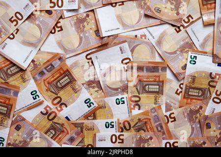 Hintergrund der Banknoten 50 Euro schön angelegt. Euro-Geld. Banken der Europäischen Union, Finanzersparnisse. Konzept der Wirtschaft. Banken, Geld, Vermögen, Finanzen und Unternehmenserfolg Stockfoto