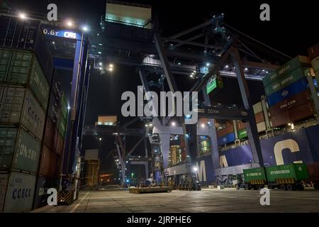 Odessa, Ukraine SIRCA 2019: Containerschiff am Hafenterminal. Container Verladung per Kran in der Nacht, Trade Port. Container-Betrieb in Port-Serie Stockfoto