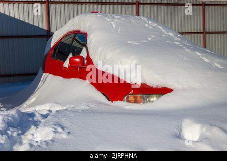 Auto begraben in Snow Drift Stockfoto