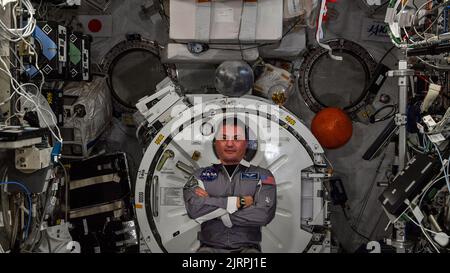 Florida, USA. 18. August 2022. Der NASA-Astronaut und Expedition 67-Flugingenieur Kjell Lindgren posiert für ein Porträt im Kibo-Labormodul der Internationalen Raumstation. Quelle: NASA/ZUMA Press Wire Service/ZUMAPRESS.com/Alamy Live News Stockfoto