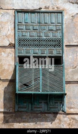 Unrestaurierter traditioneller grüner Holzbalkon Al Balad Jeddah Saudi-Arabien Stockfoto