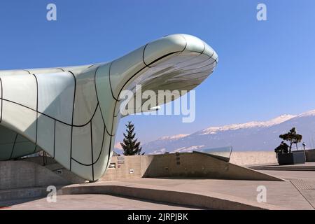 Der von Zaha Hadid entworfene Bahnhof der Hungerburg-Standseilbahn befindet sich am Hermann-Buhl-Platz, am Aussichtspunkt über Innsbruck, mit Blick auf Patscherkofel Stockfoto