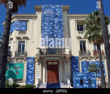 Die façade der Galerie für zeitgenössische Kunst La Malmaison, Cannes, drapierte mit Spruchbändern für die Filmfestspiele von Cannes 2022 Stockfoto
