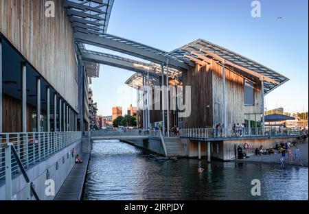 Oslo, Norwegen - August 13 2022: Das Astrup Fearnley Museum of Modern Art. Es ist in einem futuristischen Komplex untergebracht, der von Renzo Piano in Tjuvholmen entworfen wurde. Stockfoto