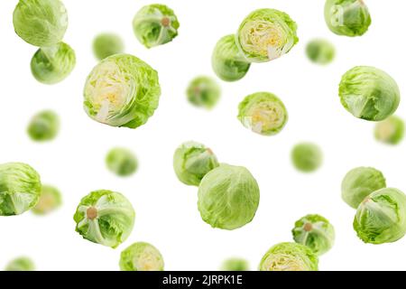Fallender grüner Eisbergsalat isoliert auf weißem Hintergrund, selektiver Fokus Stockfoto
