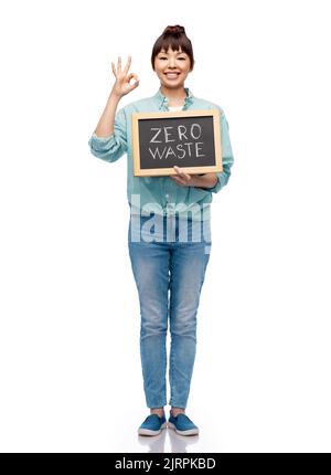 asiatische Frau hält Tafel mit null verschwenderische Worte Stockfoto