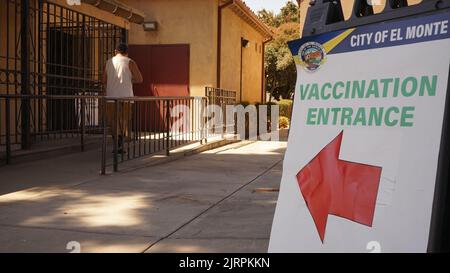 Los Angeles, USA. 25. August 2022. Am 25. August 2022 ist ein Zeichen für den Impfeintritt vor einer Impfstelle für Monkeypox im County Los Angeles, Kalifornien, USA, zu sehen. Die Vereinigten Staaten haben nach den neuesten Daten der US-amerikanischen Zentren für Krankheitskontrolle und Prävention (CDC) am Donnerstagnachmittag 16.926 Monkeypox-/Orthopoxvirus-Fälle bestätigt. Quelle: Zeng Hui/Xinhua/Alamy Live News Stockfoto