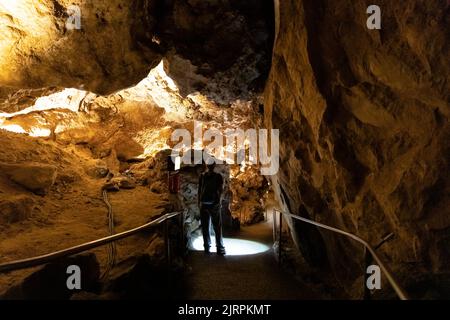 Junge Frau, die den Carlsbad Caverns Natural Entrance Trail erkundet Stockfoto