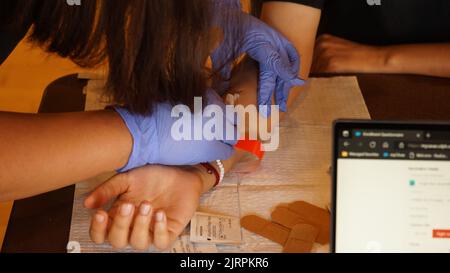 Los Angeles, USA. 25. August 2022. Am 25. August 2022 verabreichte ein Arzt einem Empfänger eine Dosis des Monkeypox-Impfstoffs an einer Impfstelle für Monkeypox in Los Angeles County, Kalifornien, USA. Die Vereinigten Staaten haben nach den neuesten Daten der US-amerikanischen Zentren für Krankheitskontrolle und Prävention (CDC) am Donnerstagnachmittag 16.926 Monkeypox-/Orthopoxvirus-Fälle bestätigt. Quelle: Zeng Hui/Xinhua/Alamy Live News Stockfoto