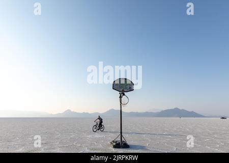 Junge Frau auf einem Fahrrad auf Bonneville Salt Flats in Utah Stockfoto