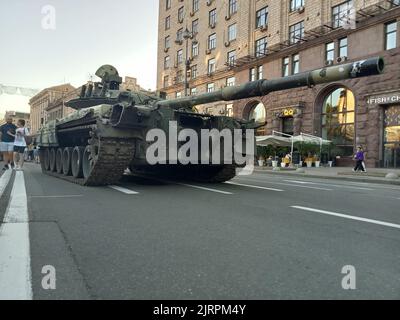 Zerstörte Militärfahrzeug-Ausstellung auf der Straße Khreschatyk am 24. August 2022 während des Unabhängigkeitstages in Kiew, Ukraine. Besucher überprüften die zerbrochenen und verbrannten modernen russischen gepanzerten Autos, Panzer usw. Stockfoto