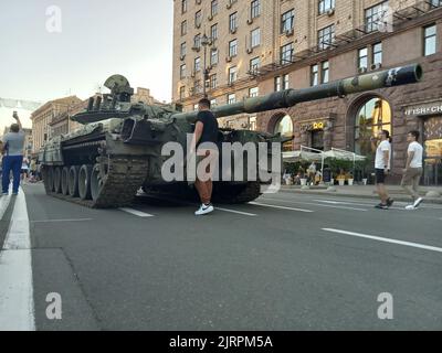 Zerstörte Militärfahrzeug-Ausstellung auf der Straße Khreschatyk am 24. August 2022 während des Unabhängigkeitstages in Kiew, Ukraine. Besucher überprüften die zerbrochenen und verbrannten modernen russischen gepanzerten Autos, Panzer usw. Stockfoto