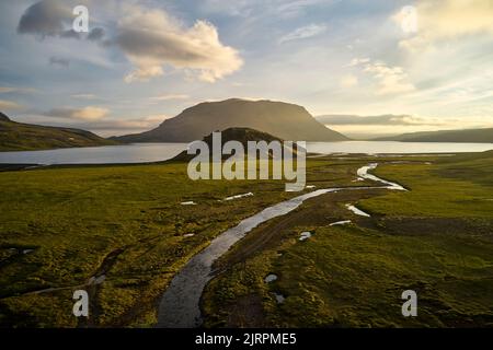 Fluss fließt in Richtung See am Morgen Stockfoto
