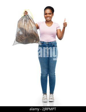 Lächelnde Frau mit Plastikmüllbeutel und Abfall Stockfoto