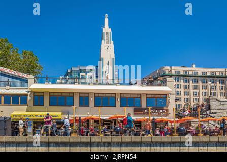 Stadtbild des Binnenhafens in Victoria BC, Kanada während der Sommerferien. Beliebtes Touristenziel mit Öko-Touren, einzigartigen Geschäften, Restaurants in der Nähe Stockfoto