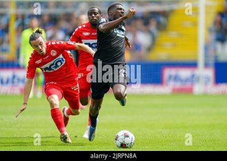 BRUGGES, BELGIEN - 21. AUGUST: Youssef Challouk von KV Kortrijk kämpft mit Clinton Mata vom Club Brugge KV während des Jupiler Pro League-Spiels zwischen Club Brugge KV und KV Kortrijk am 21. August 2022 im Jan Breydelstadion in Brugges, Belgien (Foto: Joris Verwijst/Orange Picles) Stockfoto