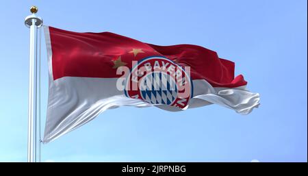 München, GER, 2022. Mai: Die Bayern-Münchner Flagge winkt an einem klaren Tag im Wind. Bayern München ist ein deutscher Sportverein mit Sitz in München Stockfoto