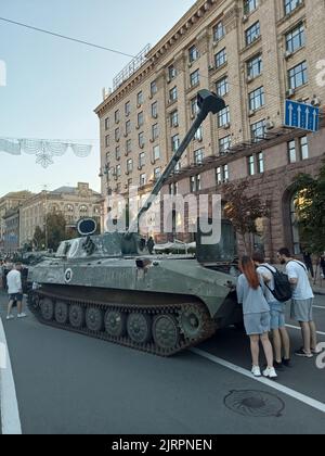 Zerstörte Militärfahrzeug-Ausstellung auf der Straße Khreschatyk am 24. August 2022 während des Unabhängigkeitstages in Kiew, Ukraine. Besucher überprüften die zerbrochenen und verbrannten modernen russischen gepanzerten Autos, Panzer usw. Stockfoto