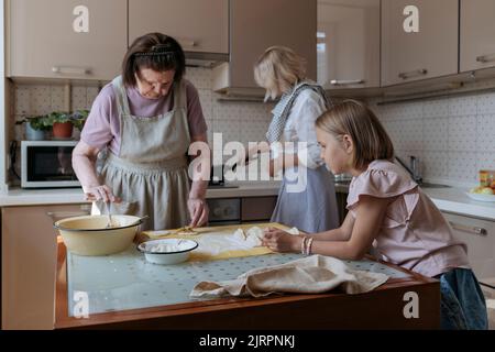 Drei Frauen in der Küche kochen hausgemachte Kuchen. Stockfoto